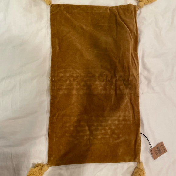 Creative co-op COOP pillow slip cover + pillow insert. Gold/orange tassels - Picture 6 of 6